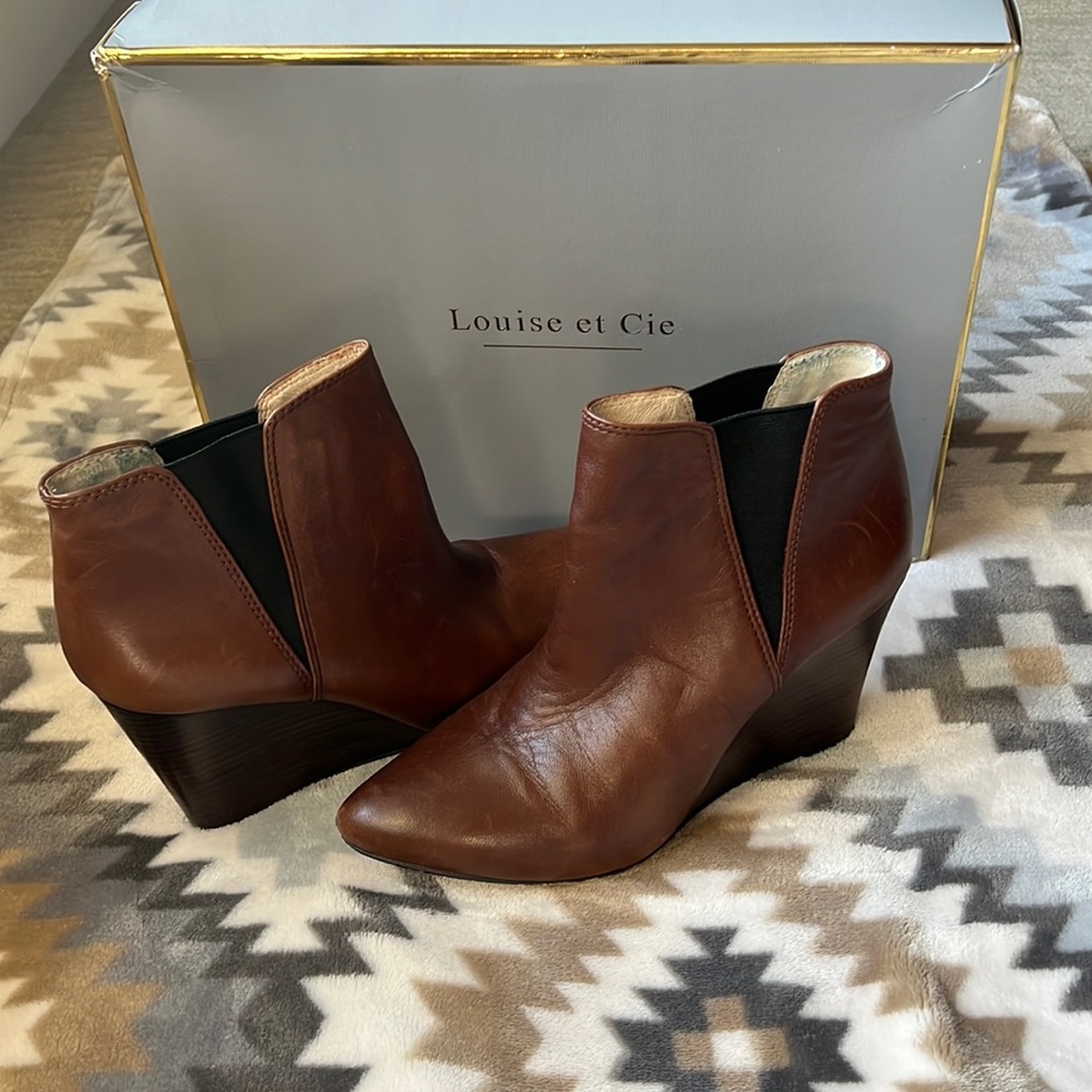 LOUISE ET CIE fabulous cognac ankle wedge boots 7 W